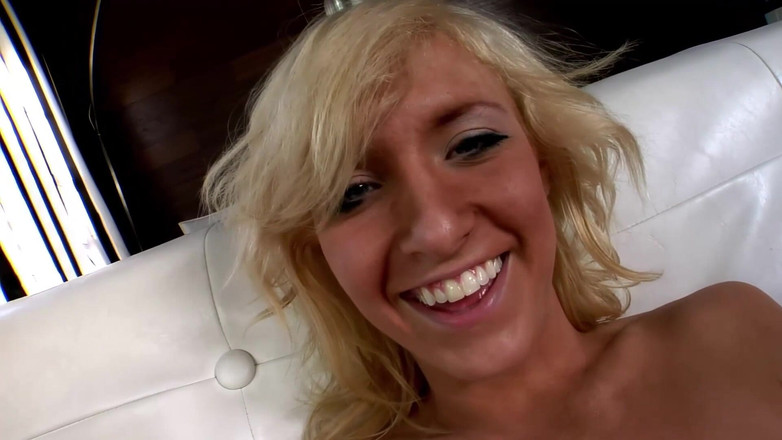 Erotic Planet X: Šukání sexy blonďaté holky na mém gauči a dávám jí...