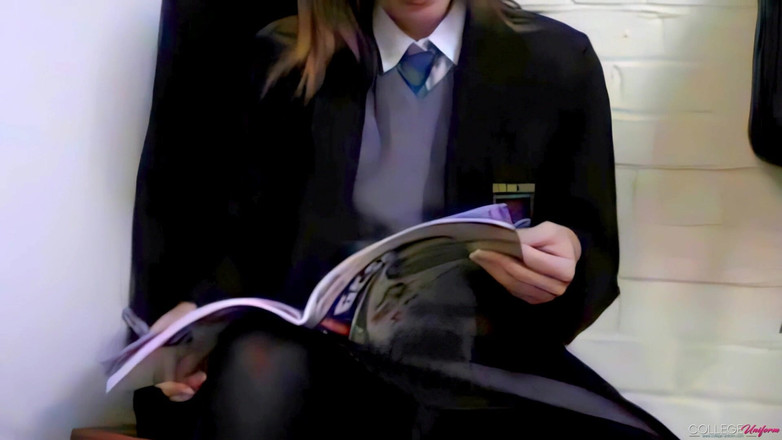 College Uniform: Up Sk!rt mit Sophia Smith