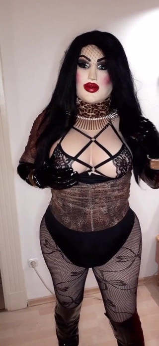 Erica Doll: Baskın bebeğin büyük göğüsleri