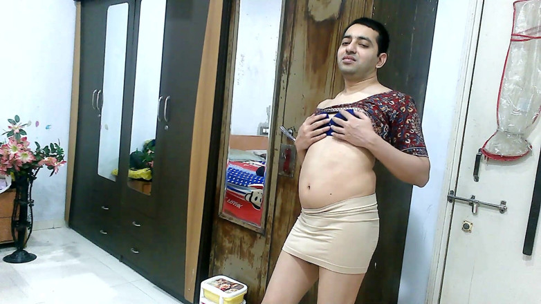 Cute & Nude Crossdresser: Sexy sissy crossdresser femboy sweet lízátko v crop top a...