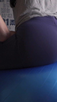 Dopasuj mamuśkę z ciasną dupą odbijającą się na piłce fitness