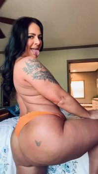 Big MILF Ass Shake in Slo Mo