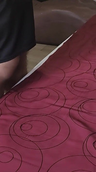 Con đĩ bị kỷ luật vì nhận tin nhắn từ người khác mà không được phép