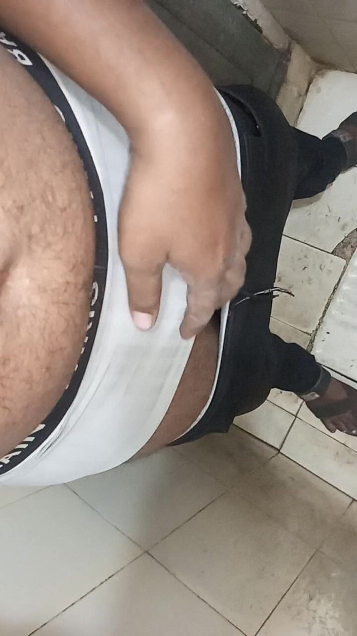 Sweet Indian cock: Индийский паренек мастурбирует большим членом на улице