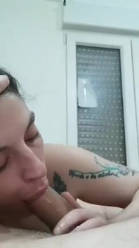Persembahan penuh deepthroat dewi memberikan blowjob yang sempurna