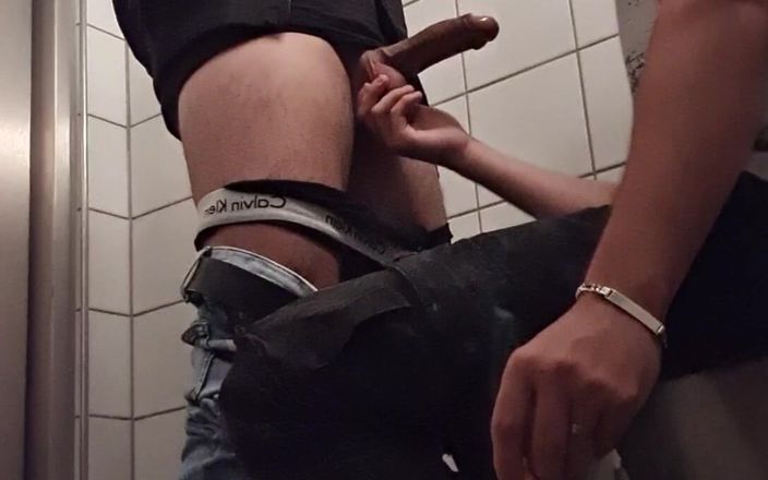 Boyzxy: Futai și fum la o toaletă publică