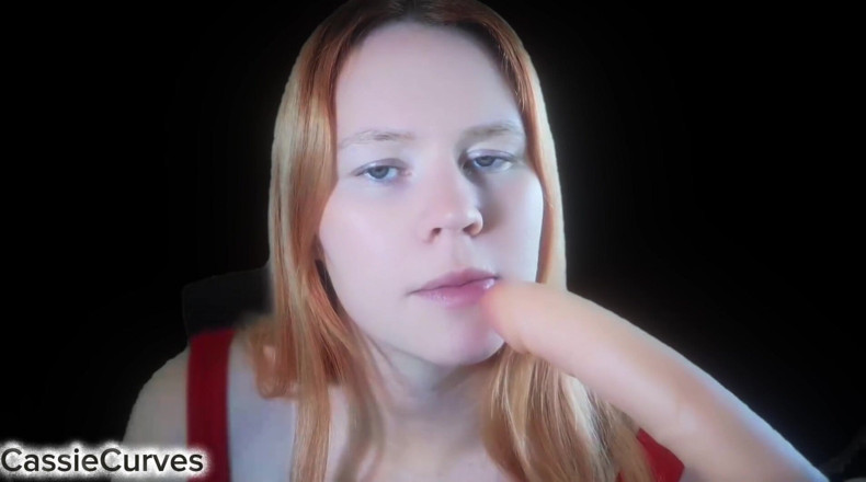 Cassie Curves: Usta twojej żony