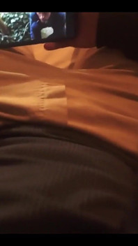 Tittar på Netflix med min styvsyster men jag kunde inte låta bli att sätta min penis i munnen, de upptäckte nästan oss !!