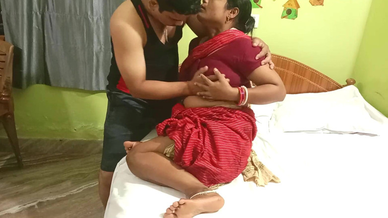 Popmini: 義理の兄弟のハードコアホットセックスとインドのミーラ・バビとベッドでマンコを手マンしながら