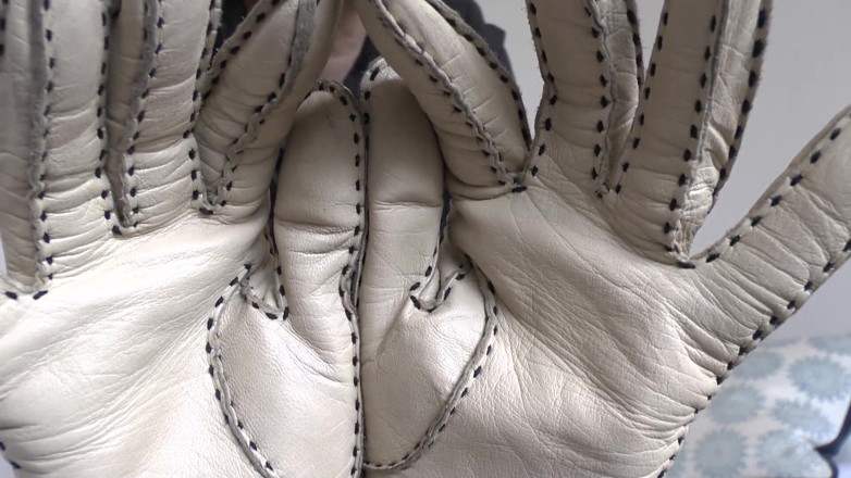 Lady Victoria Valente: Gants en cuir beige avec une odeur de cuir fort...