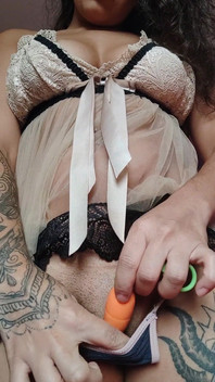 Espuleta zkouší nové hračky, které dostal ze sexy importu