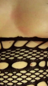Cewek sange ini lagi asik ngocok kontol sampai dicrot di toketnya