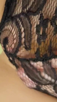 Poesje wrijven in kanten slipje. Schattige lingerie. Benen in netkousen