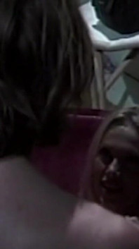 Blondes schätzchen wird geleckt und bis zum orgasmus gefingert