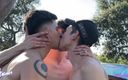 UncutTwinks: 3 ragazzi gay non circoncisi succhino escursioni all&amp;#039;aperto quasi beccati