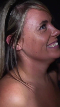 Wielkie cycki blondynki milf żona Lara Leighton cieszy się z misji spunky dogging na kolanach wysysających koguty
