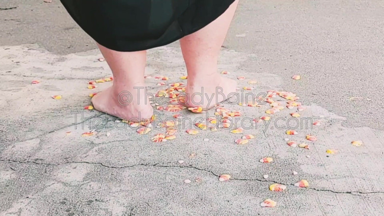 TheLadyBaine: SSBBW เท้าเปล่า ปีศาจหญิง candy corn บดขยี้