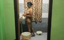 Desi Homemade Videos: Geile reife indische tante filmt während der dusche