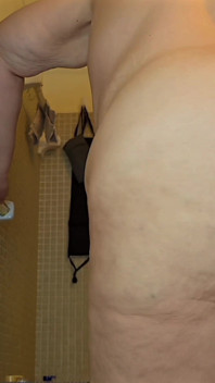 Ma chatte va jouir, dépêche-toi et éjacule-toi maintenant ! Excitée comme de la baise, énorme bbw sous la douche