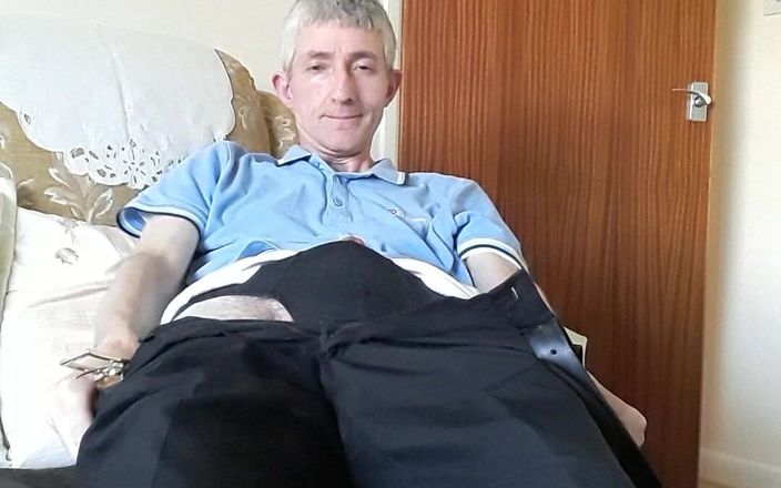James Dirty Boy: Oturma odasında eğleniyor
