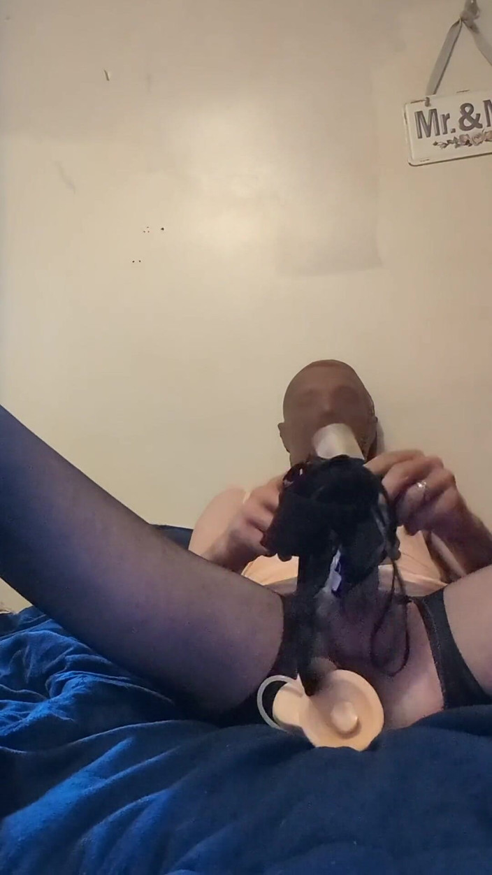 Pantyhose Jasmine: Yarağını emmek isteyen yarak okşuyor