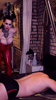 Dream Red Femdom face Facesting și Whip Cu Carpet Beater