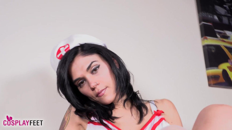 Feet & Cosplay: Chiara minunat tatuată îmbrăcată într-un costum de asistentă costum cu ciorapi albi...