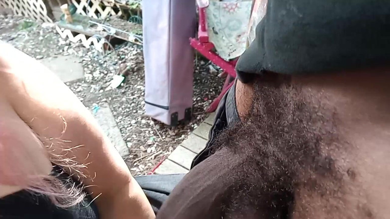 Kinglucero and nahinawahine: 在邻居听时在户外训练她的喉咙