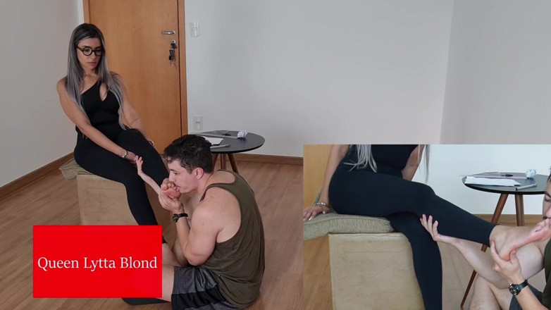 Queen Lytta ballbusting and cum lick: プリンセス・スカーレット・ブロンド - セクシーな教師リッタが足を崇拝される - 足崇拝 - 足フェチ - ハイヒール - フェムドム - フットドゥ
