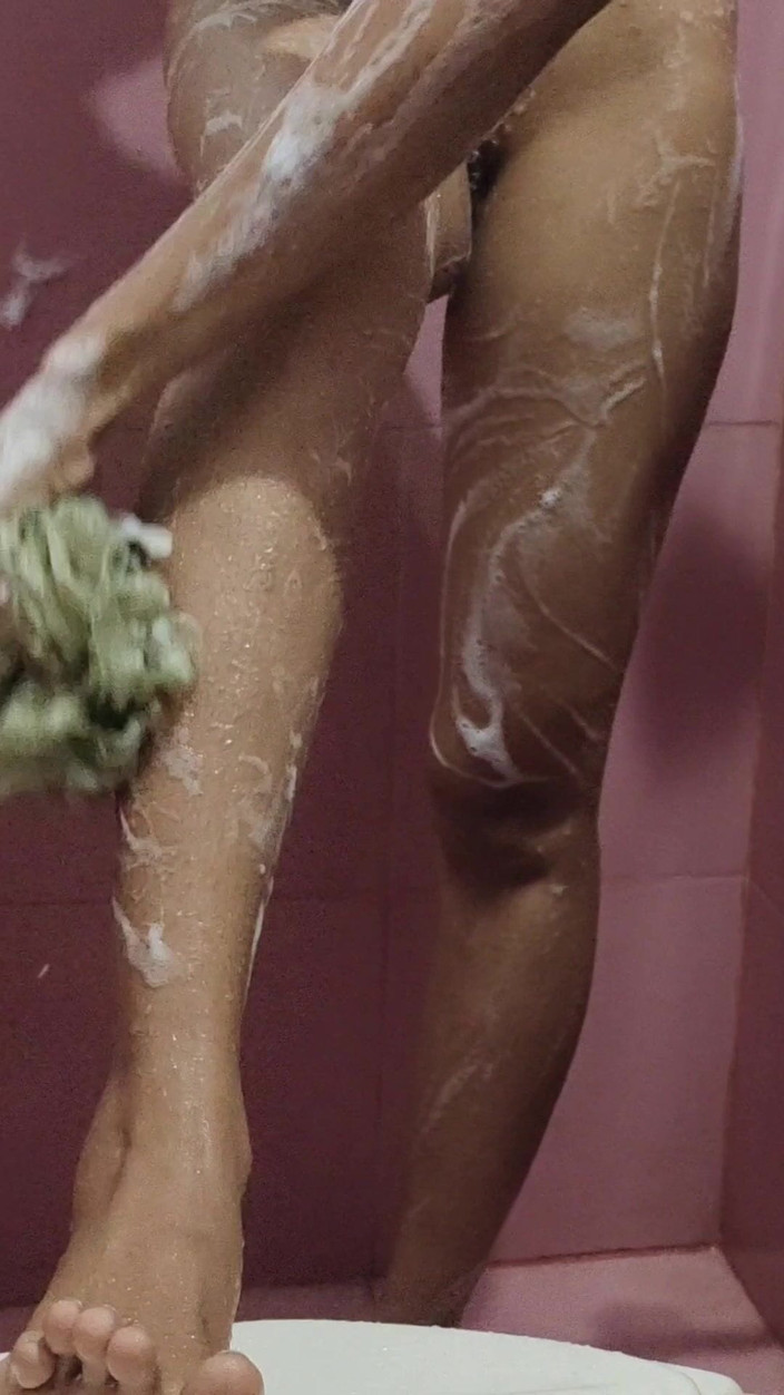 Reshma Hot: La bollente scena del bagno della sorellastra registrata