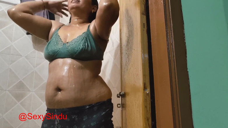 Sexy sindu: 印度素人女郎洗热水澡