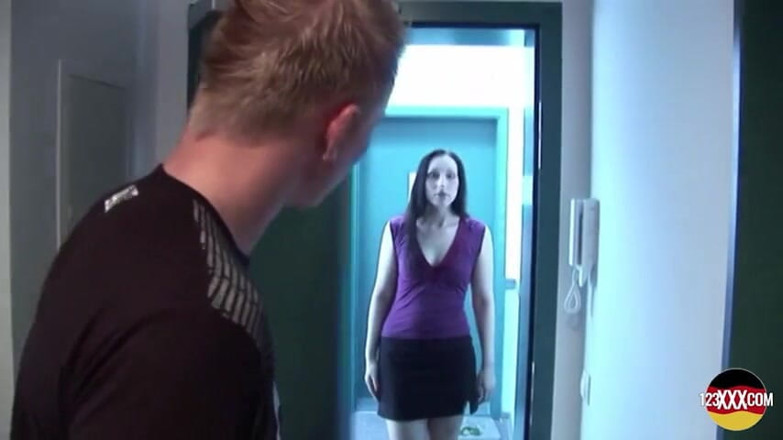 123XXX - 100% Amateurs: Вона любить кататися на великому члені