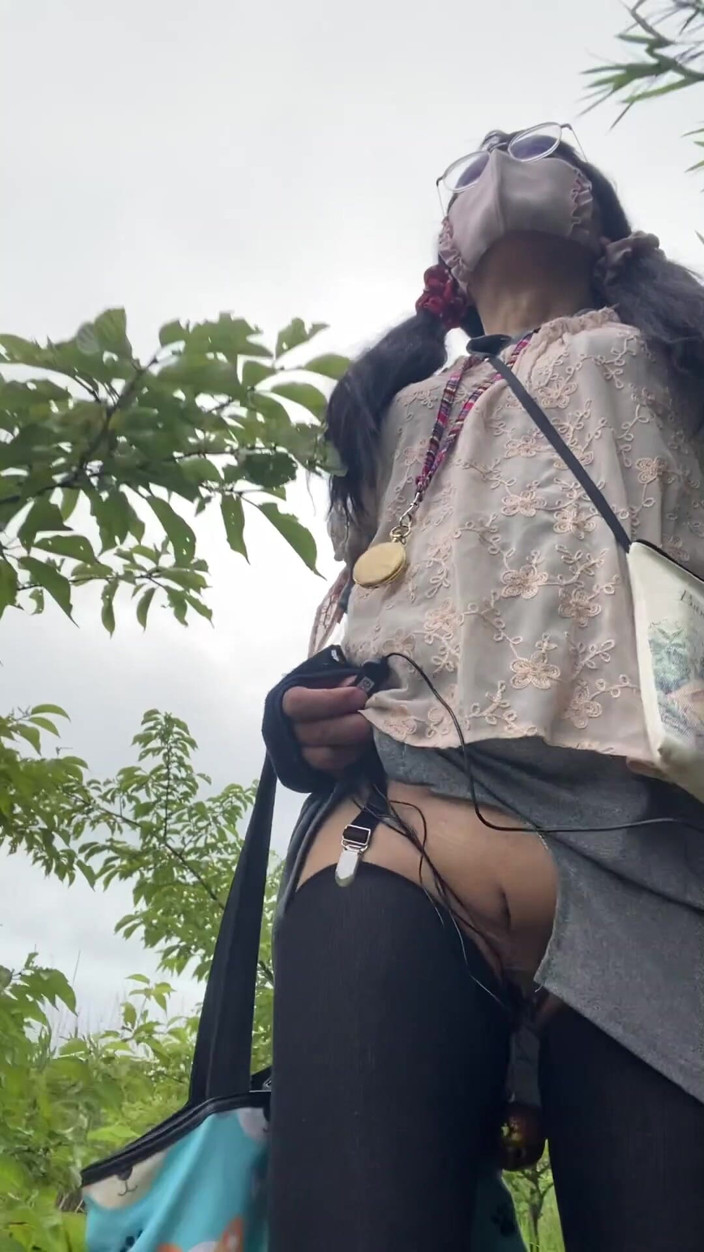 megu2002: Nº256 Caminhando no Parque com Calça Cortada