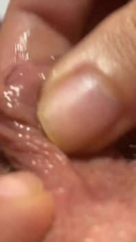 Clitoris uriaș cu frecare și orgasm cu masturbare în masturbare extremă de aproape