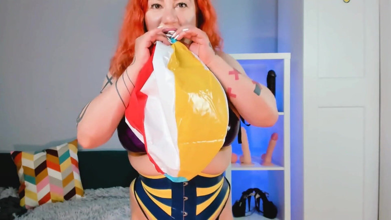 Ella Kross: Üvey annen tarafından plaj topu şişiriliyor 