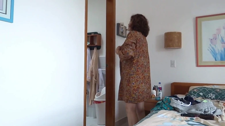 Ardientes69: समुद्र तट पर मैं बिकनी पहनती हूं, सौतेला बेटा मुझे देखकर लंड हिलाता है