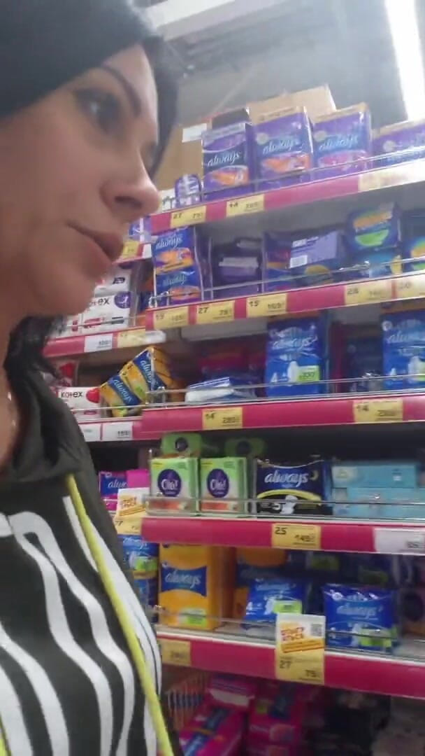 KristinaSlut: Raspando buceta no banheiro da loja