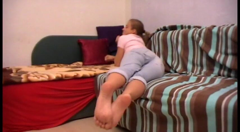 Foot Girls: Melady nahé velké nohy v detailním záběru