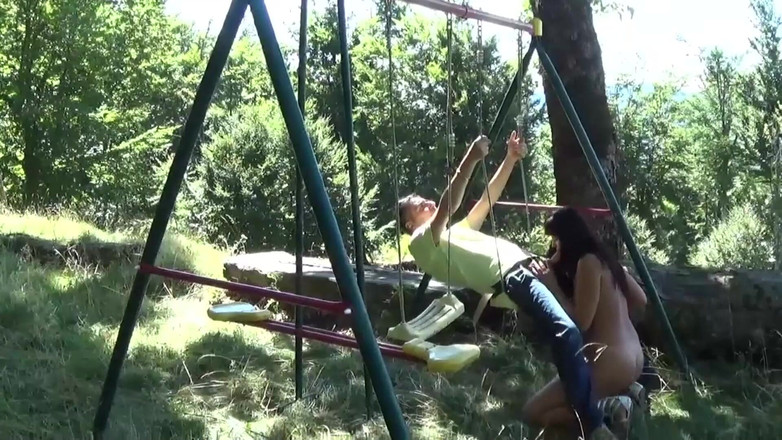 King Of Amateur: Эта итальянская девушка любит принимать хороший член в парке