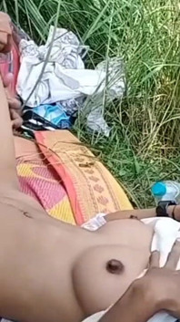 インドの村のデジの女の子はジャングルに連れて行かれ、犯されました