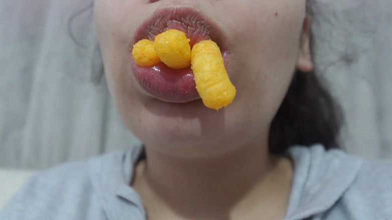 AmayaMori: Mangio patatine al formaggio.