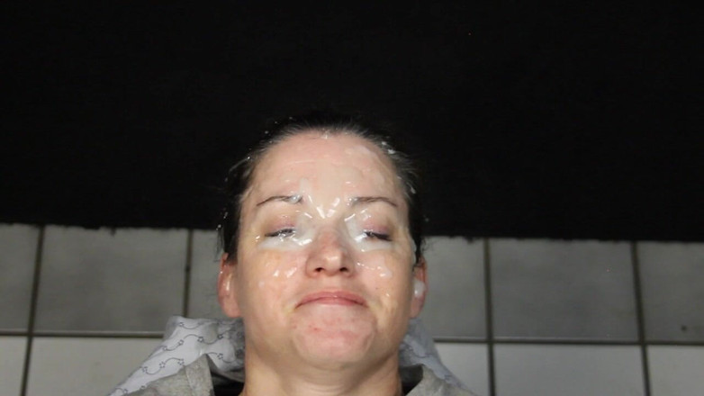 Dirty Dees: Je vzadu a její obličej je pokryt velkým množstvím ořechů