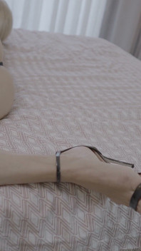 Büyük memeli sarışın orta yaşlı seksi kadın damlayan amcığını yavaşça azdırıyor