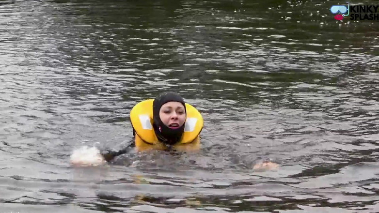 UKCuteGirl: Rettungsjacke &amp; gemütlicher neoprenanzug rettet lucy vor dem flussunglück