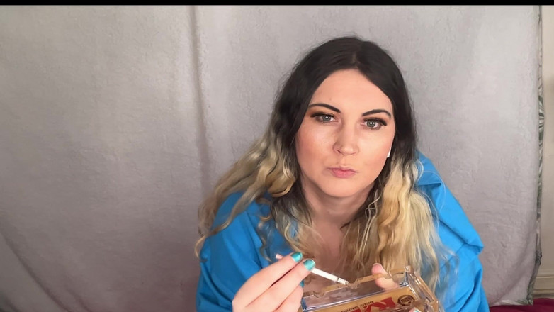 MissFFW: Curvei mari și țâțoase îi place doar să fumeze în lanț țigările ei cu căpșuni