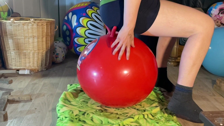 BeachBallsDuo: Sărind pe Red Hopperball - Non Pop 