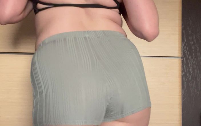 Juicy-Ass: Líbí se mi moje krátké šortky na mém sexy zadku