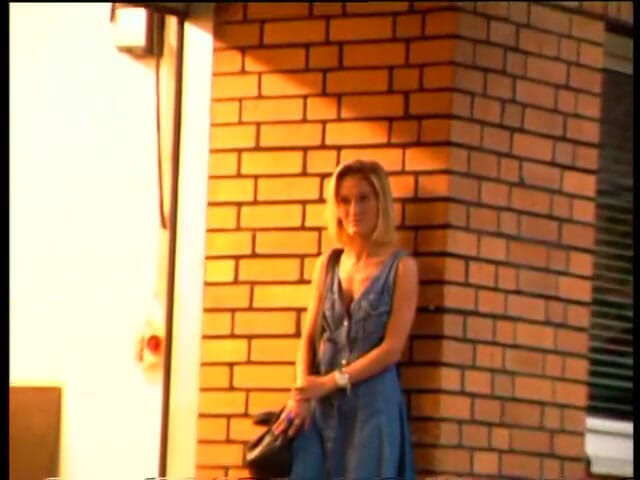 Lucky Cooch: Wspaniała blondynka zostaje przesłuchana