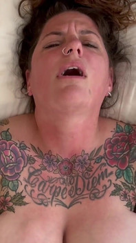 Carrie Capri com consolo se fode e goza duro!!