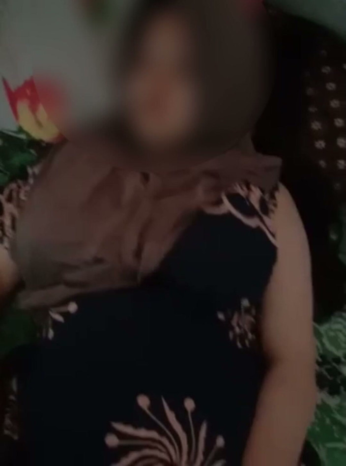 Famly sex: Вздохи деревенской девушки в хиджабе очень вкусные